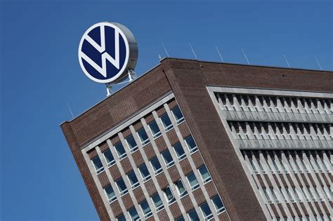 Volkswagen sees sales slump in China, vows rebound this year